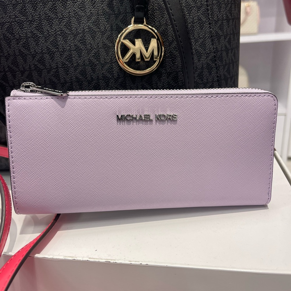 MICHAEL KORS Jet Set Travel Lg Saffiano Leather Quarter-Zip Wallet
Lt Quartz
NWT - Picture 5 of 16